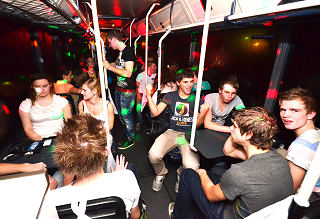 Het feest begint onderweg in de Uitgaansbus partybus