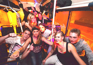 Plezier in de partybus op weg naar de Time Out